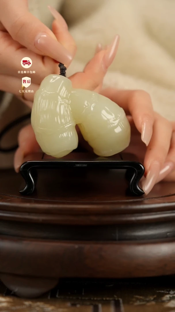 云南石竹叶青雕刻：手握江山把件摆件