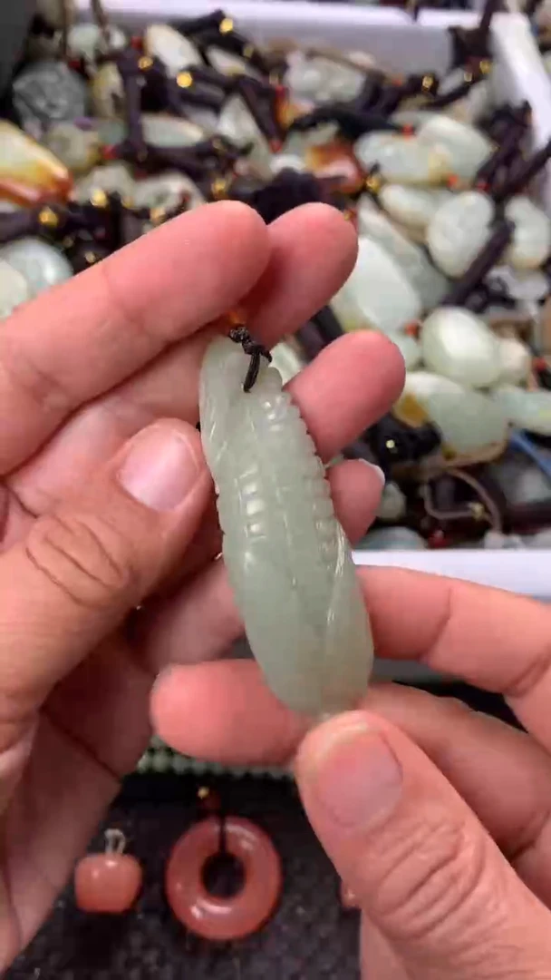 【闪购商品】和田玉颈饰未镶嵌多样性发货没有证书.拍一发一，有瑕