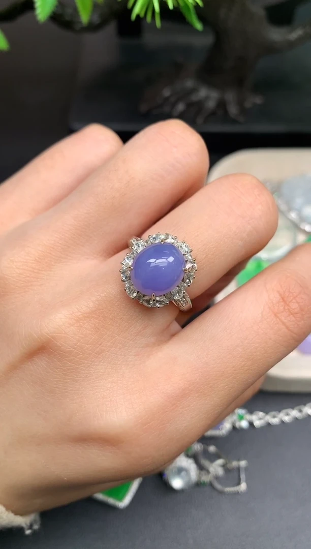 颈饰18K金镶嵌翡翠戒指