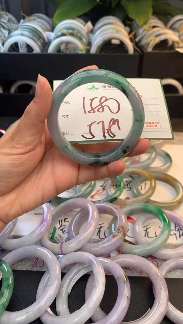 未镶嵌定制翡翠毛货需精细抛光+多人