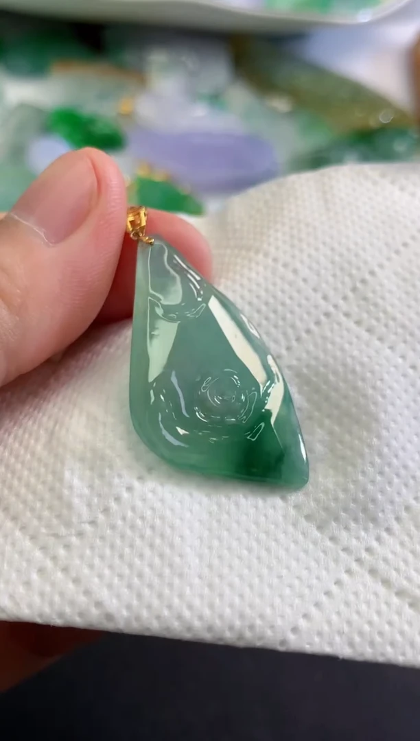 翡翠未镶嵌颈饰