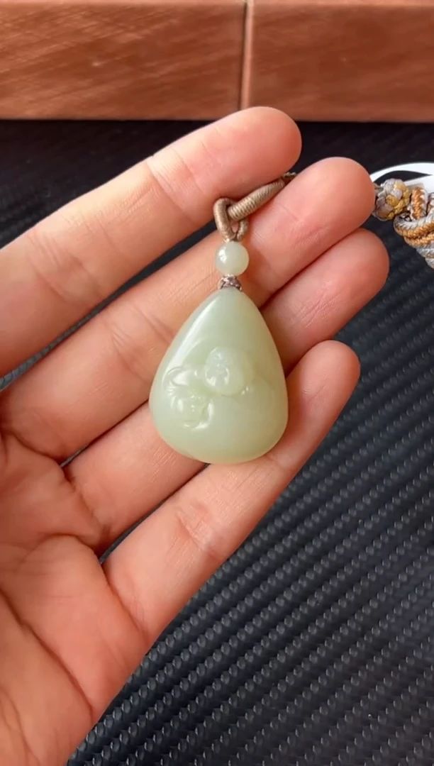 吊坠(赠链)未镶嵌和田玉且末微色差迪克兰一细