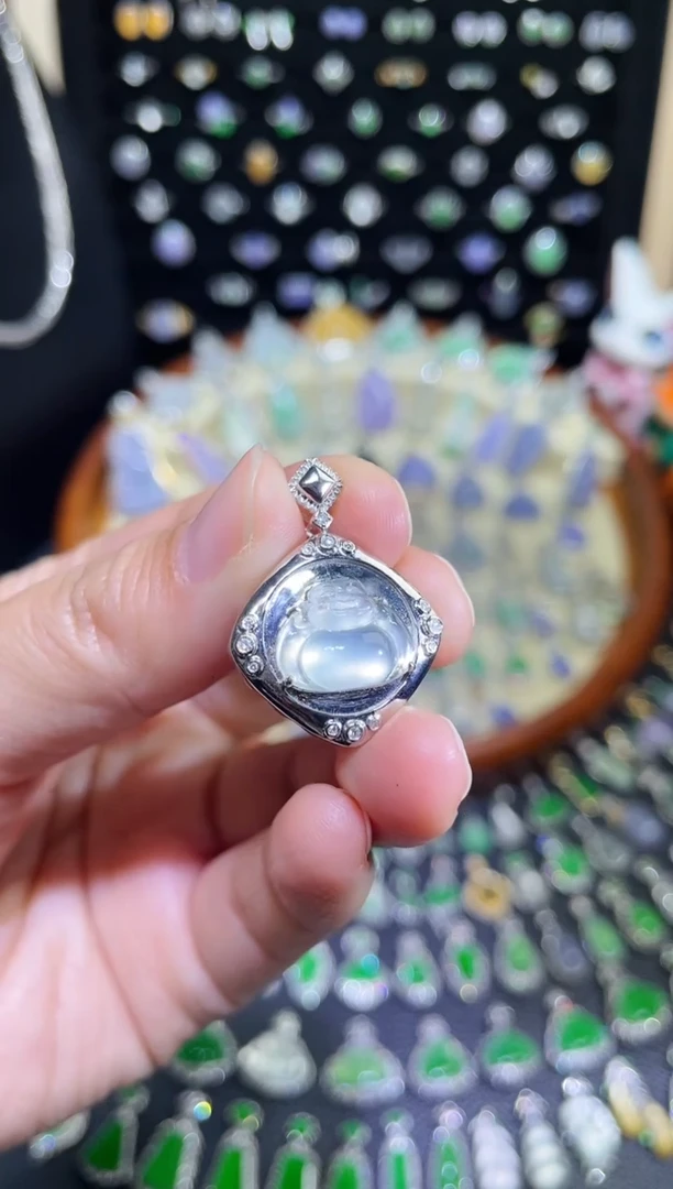 颈饰18K金镶嵌翡翠玻璃种佛公吊坠