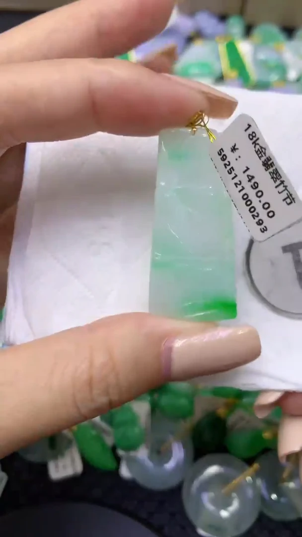 颈饰18K金镶嵌翡翠天然缅甸翡翠A货