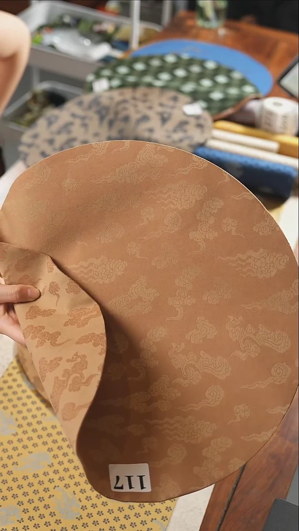 浅色圆形干泡·········