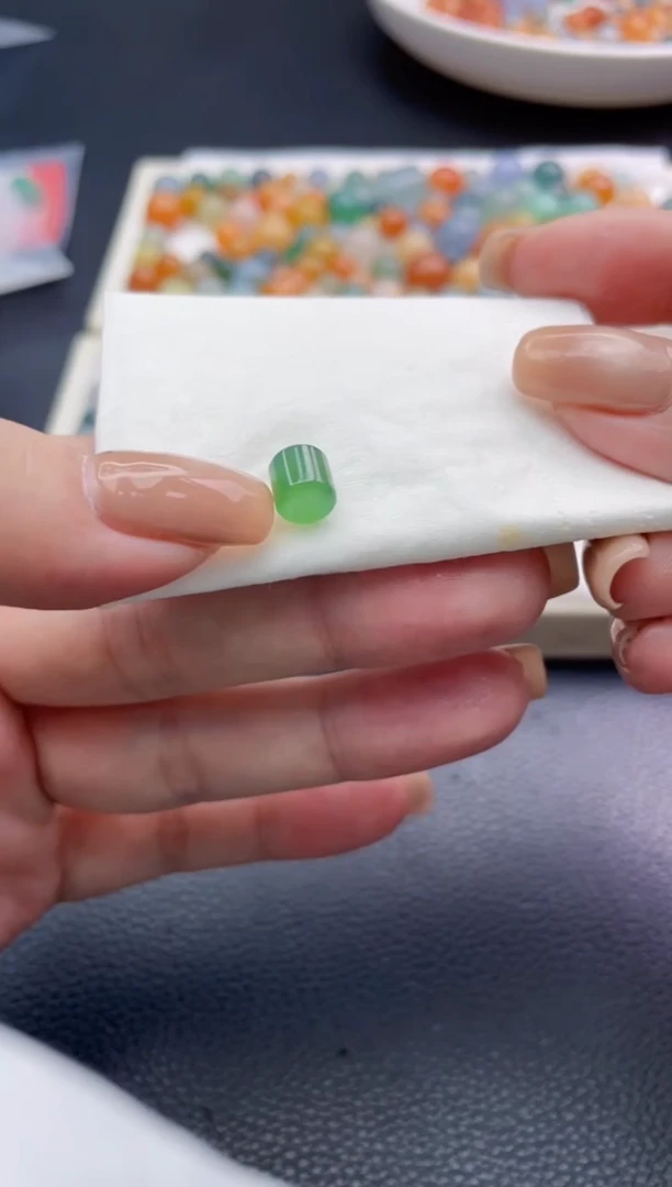 未镶嵌定制翡翠如*。珠子