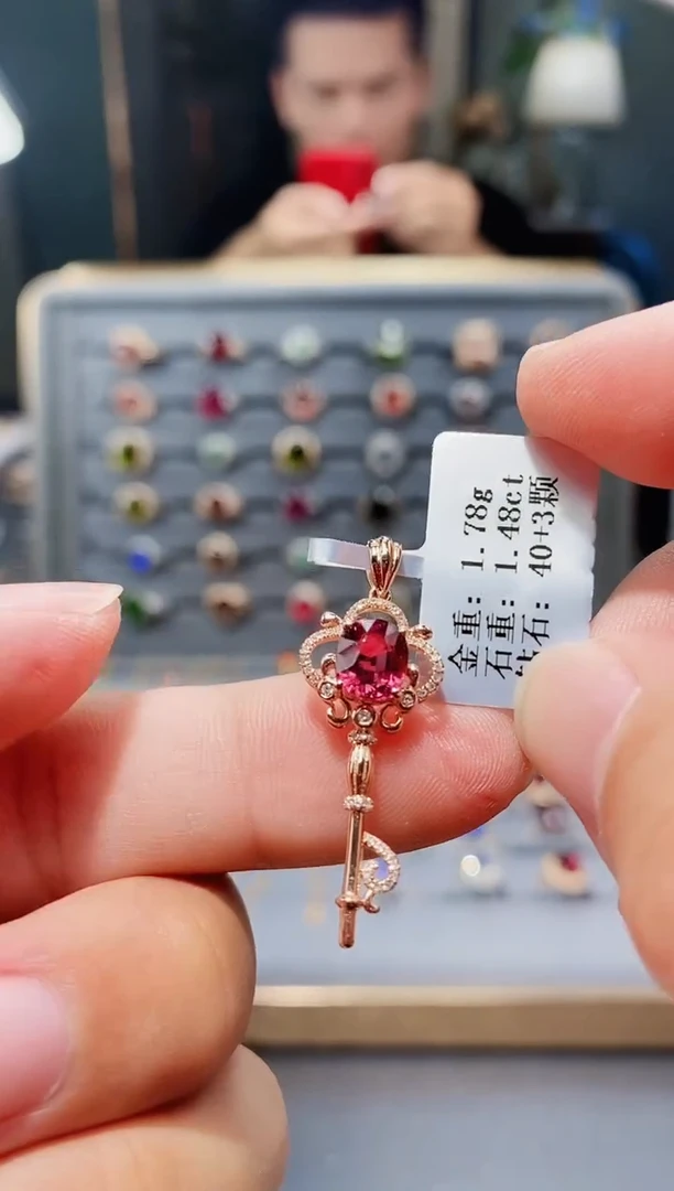 颈饰18K金镶嵌碧玺1.48.