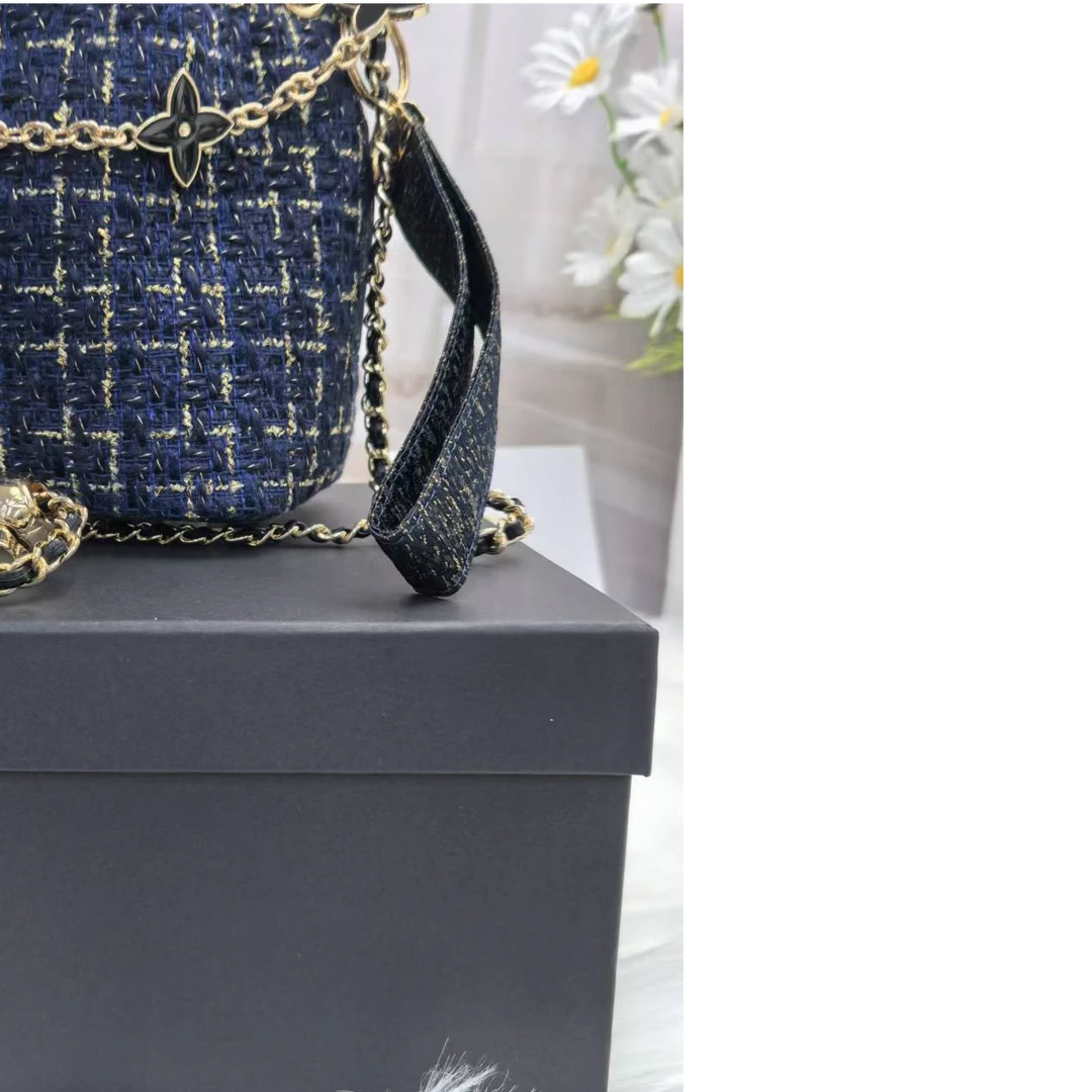 真好看啊~蓝色针织水桶包包