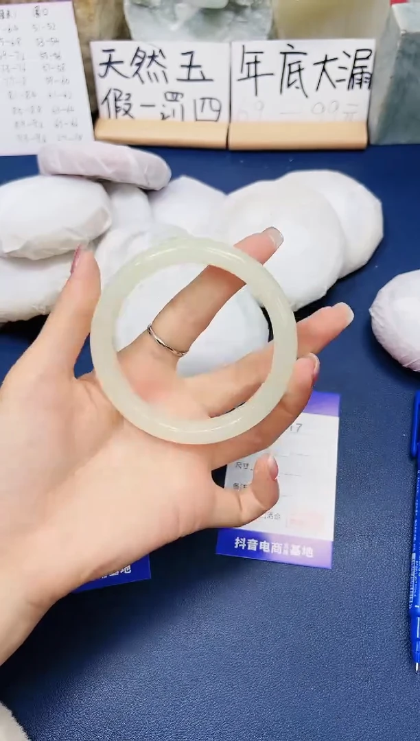 【闪购商品】石英质玉手镯未镶嵌417-玉兰白62圈口