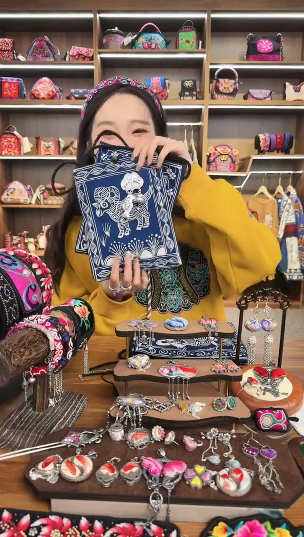 【闪购商品】织绣A6蒙阿苏苗绣传承