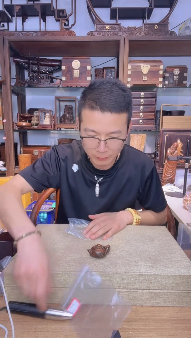 乌木类书架626黄杨做旧把把壶  瑕疵