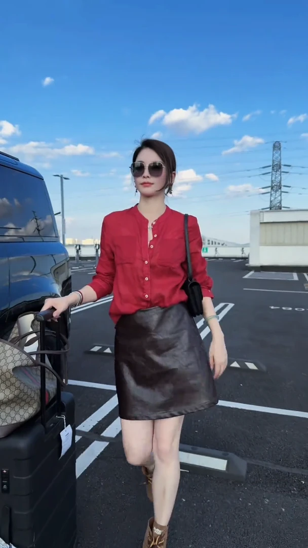 御姐高级感半身裙女皮裙早秋一整套显瘦气质红色衬衫上衣两件套装