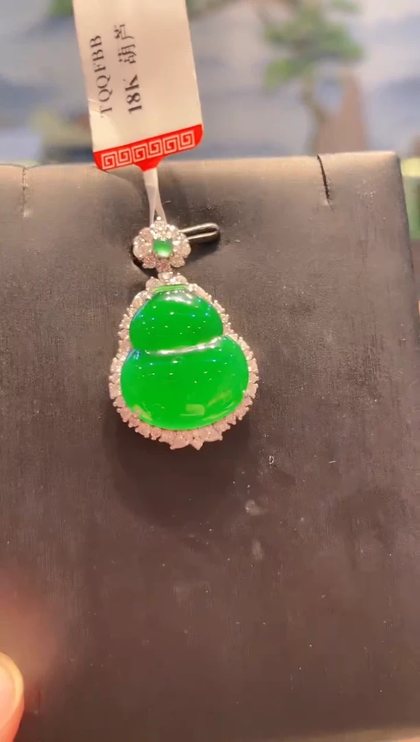 翡翠18K金镶嵌颈饰翡翠24