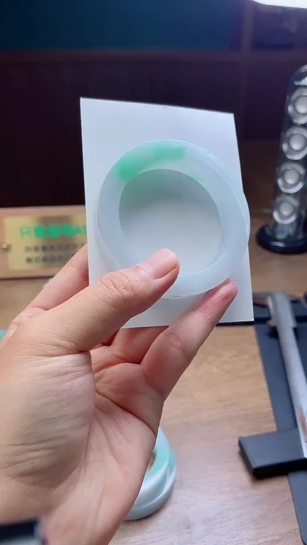 未镶嵌手镯定制翡翠微*?定制