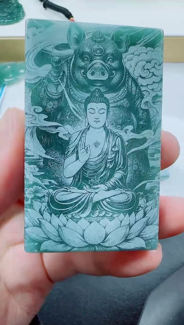 翡翠未镶嵌颈饰猪本命佛