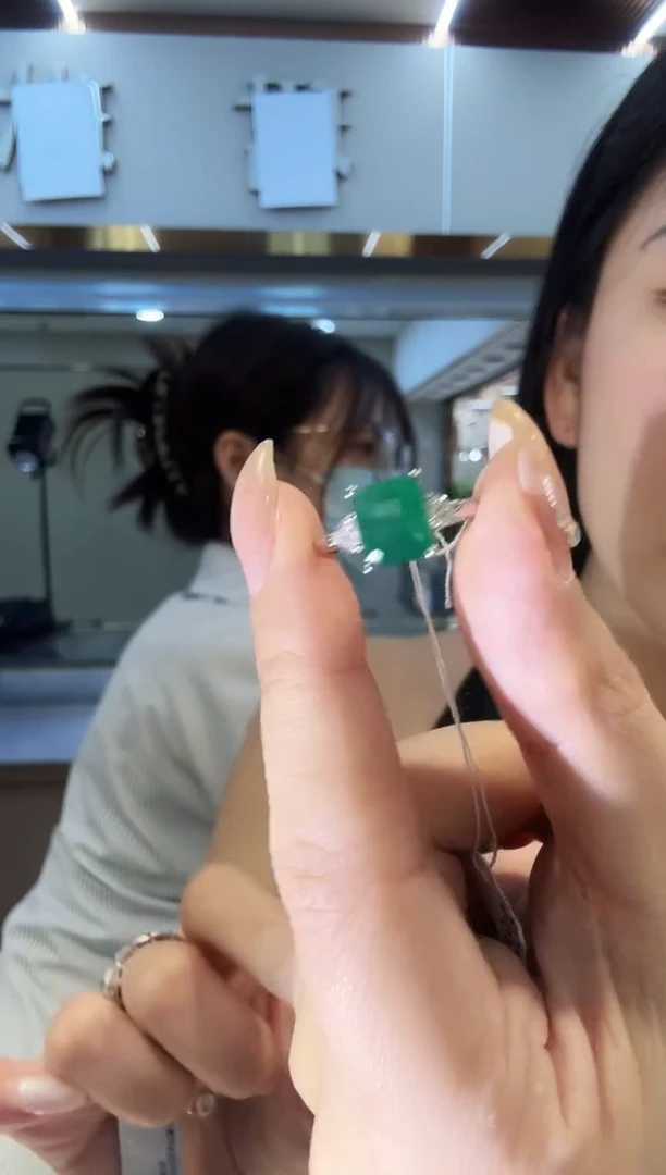 18K金镶嵌戒指祖母绿2.50ct