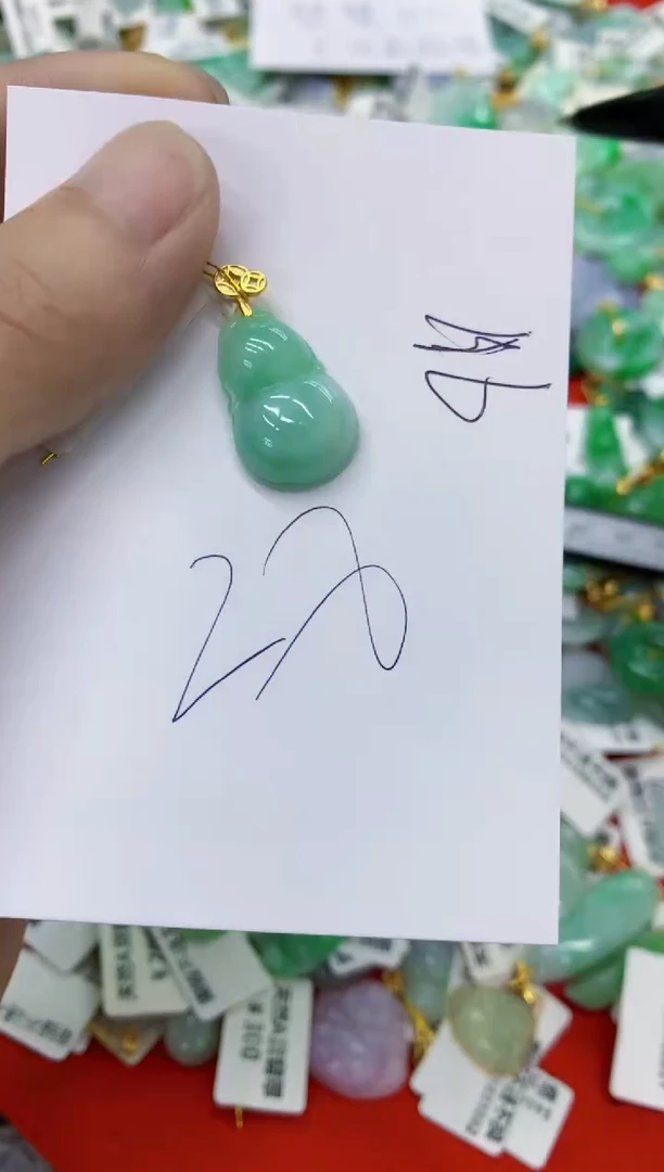 翡翠挂件未镶嵌翡翠