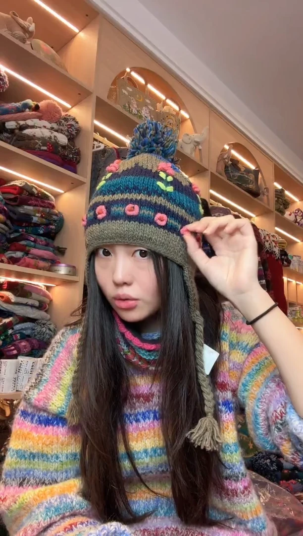 羊毛深色五瓣花护耳帽