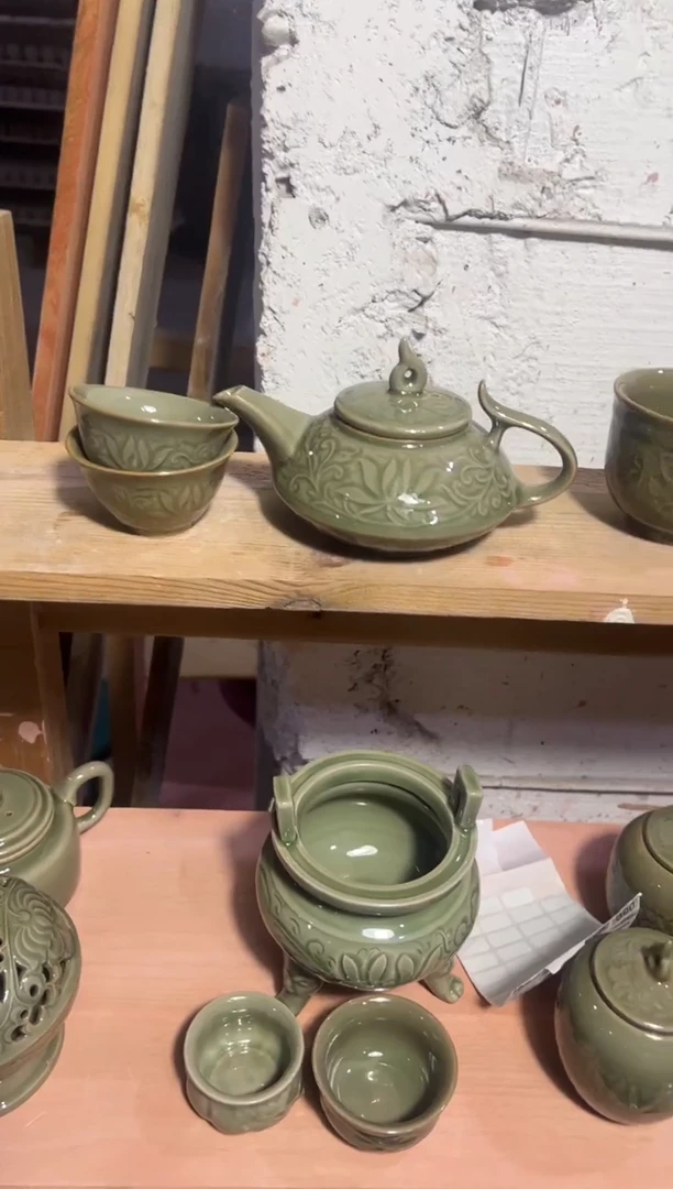 微瑕耀州窑青瓷莲纹虚扁壶+莲纹小杯2