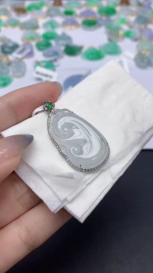 翡翠18K金镶嵌颈饰天然缅甸a货翡翠