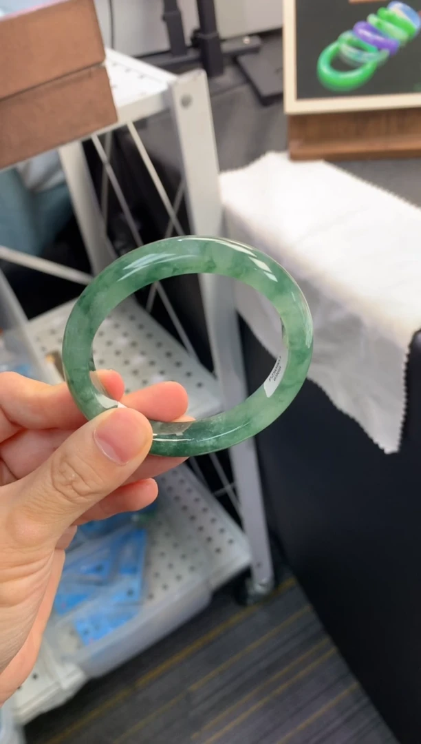 未镶嵌手镯（贵妃镯）翡翠退货需手镯吊牌标签完好