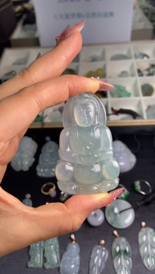 翡翠未镶嵌颈饰观音