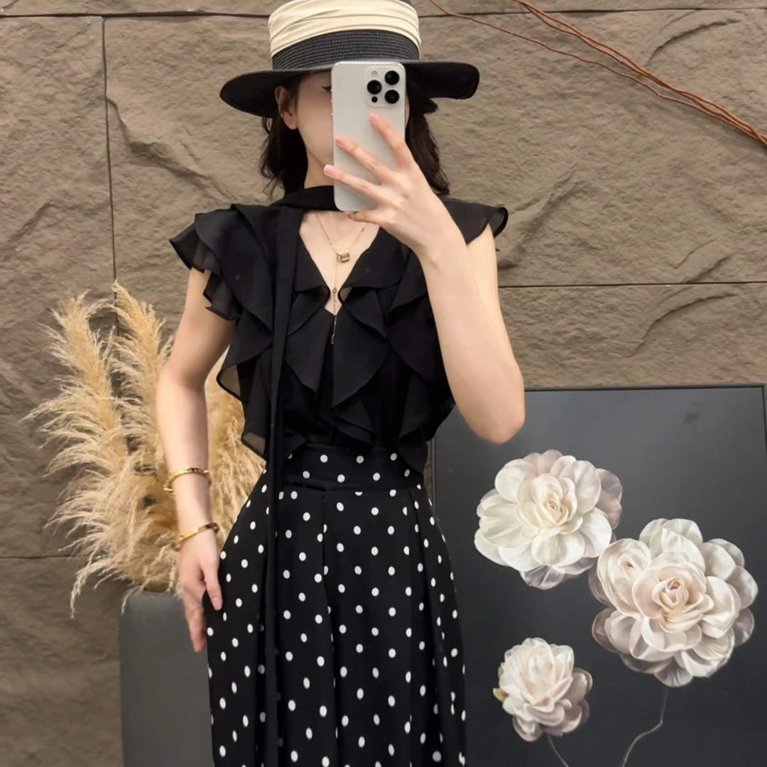 范范力推--2025夏季新款法式轻熟风荷叶边飘带V领无袖上衣女