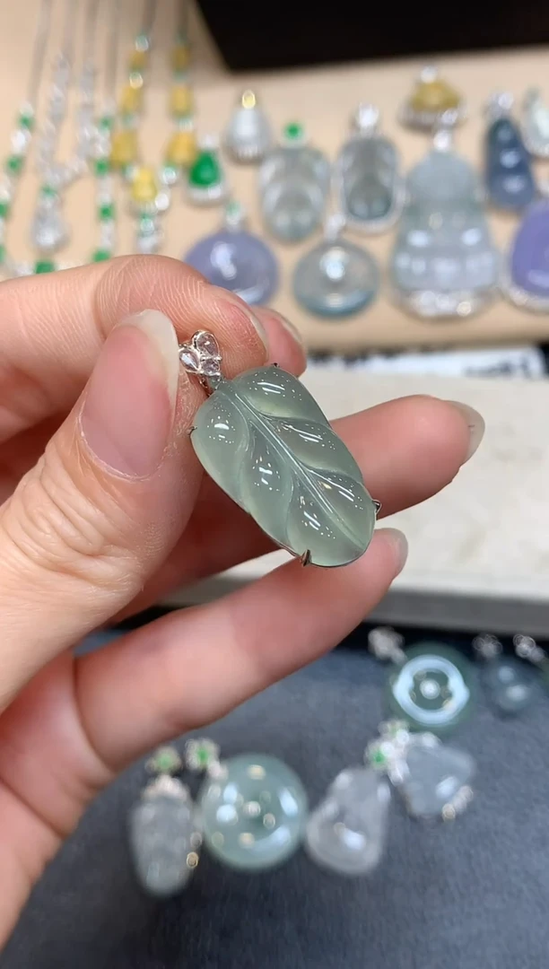 颈饰18K金镶嵌翡翠树叶【无服务费