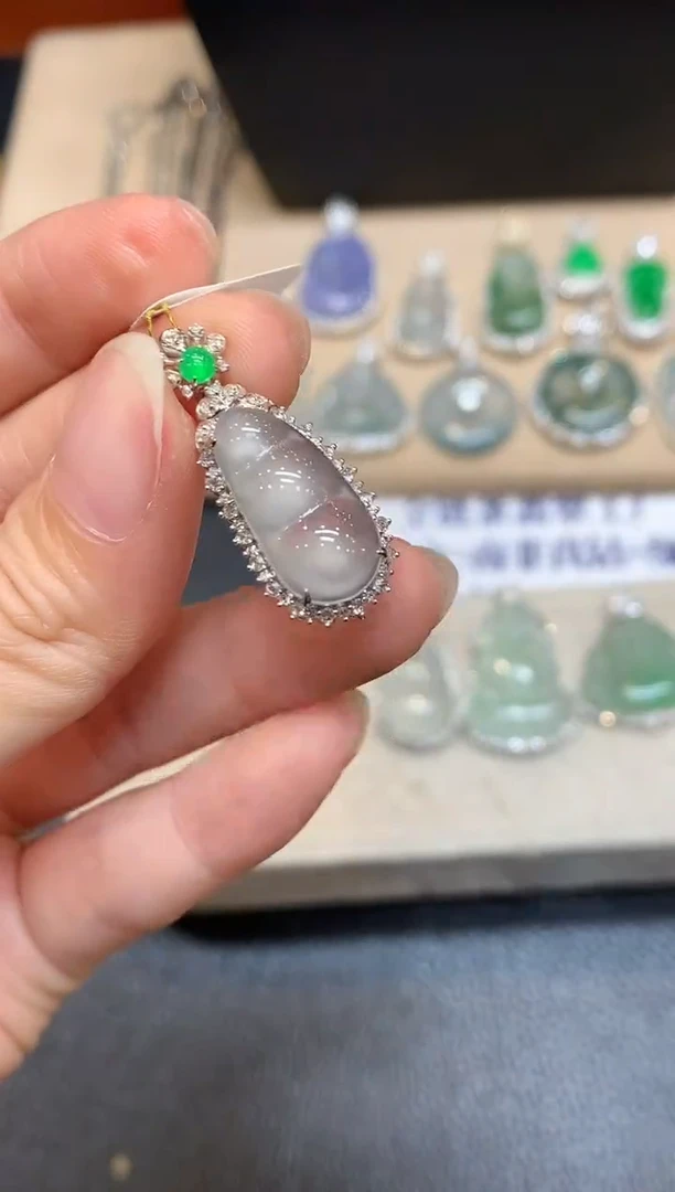 颈饰18K金镶嵌翡翠福豆【无服务费