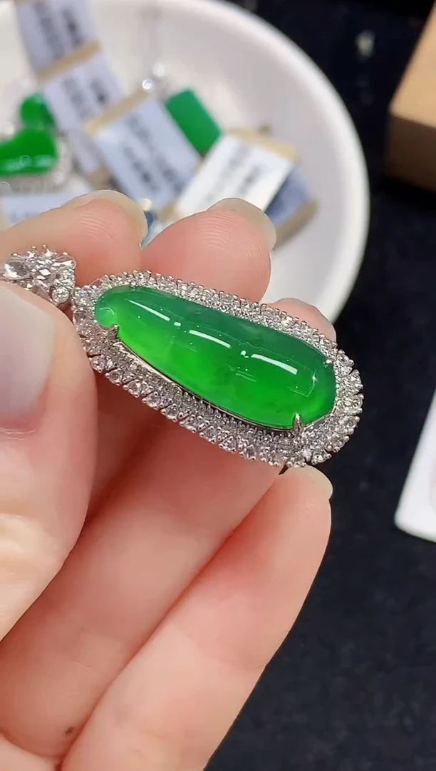 吊坠(不含链)18K金镶嵌翡翠多样性发其一