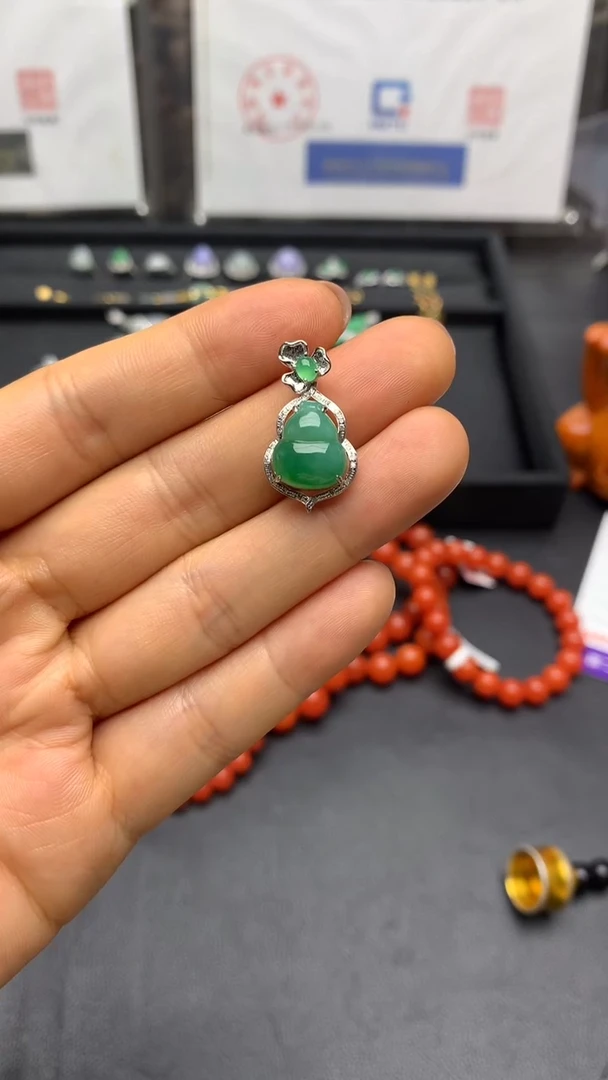 颈饰18K金镶嵌翡翠葫芦小吊坠