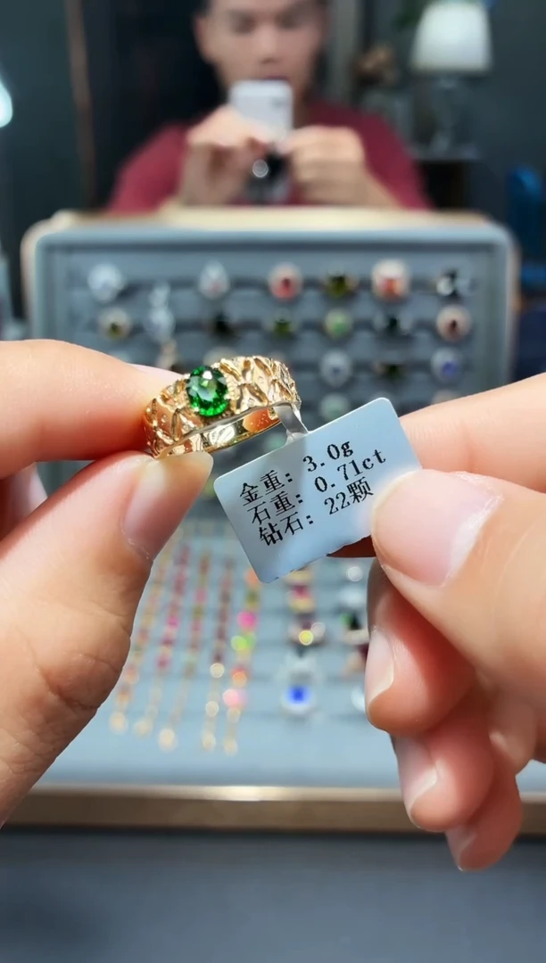 18K金镶嵌戒指石榴石（沙弗莱）0.71.