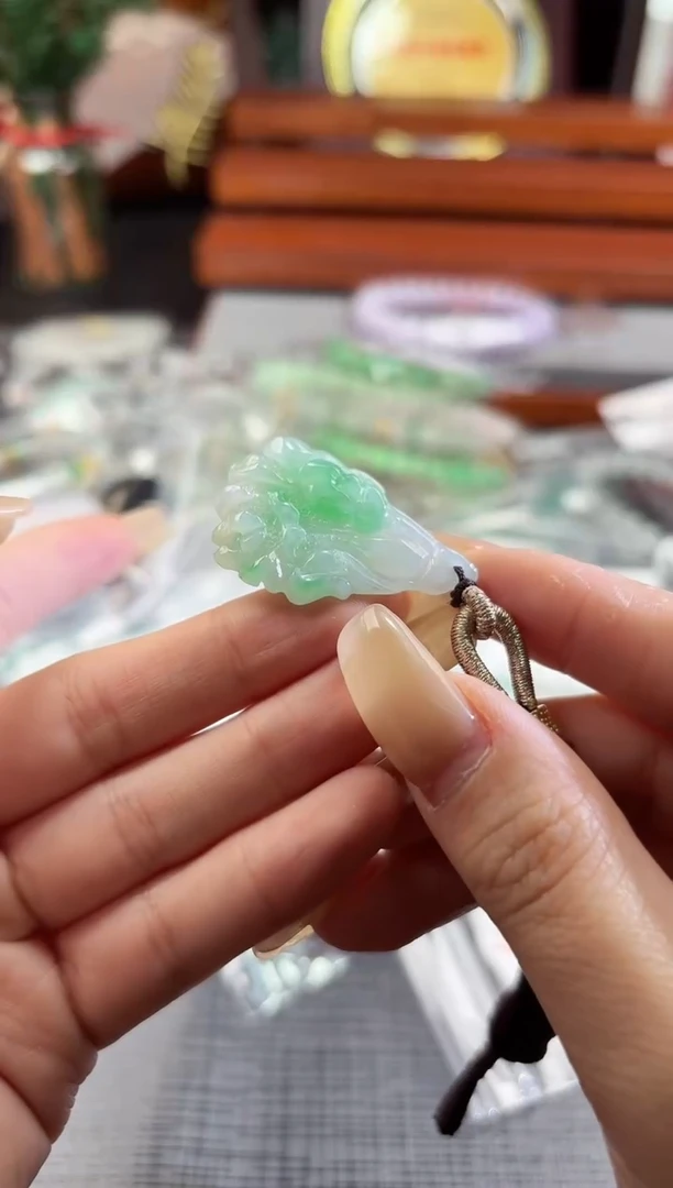 翡翠未镶嵌颈饰100711055