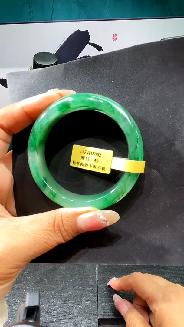 未镶嵌手镯石英质玉（非洲翠）手镯