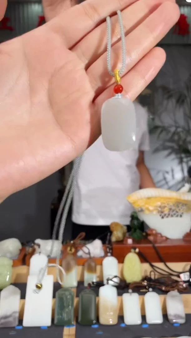 和田玉未镶嵌颈饰1