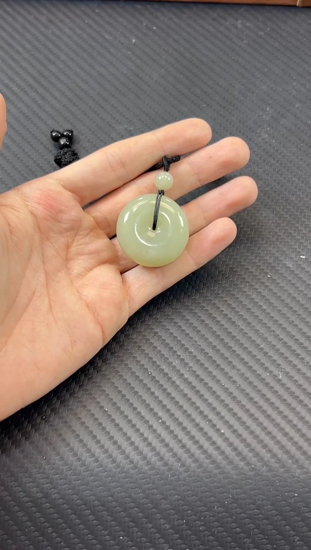 和田玉未镶嵌吊坠(赠链)且末微色差迪克兰二细平安扣M