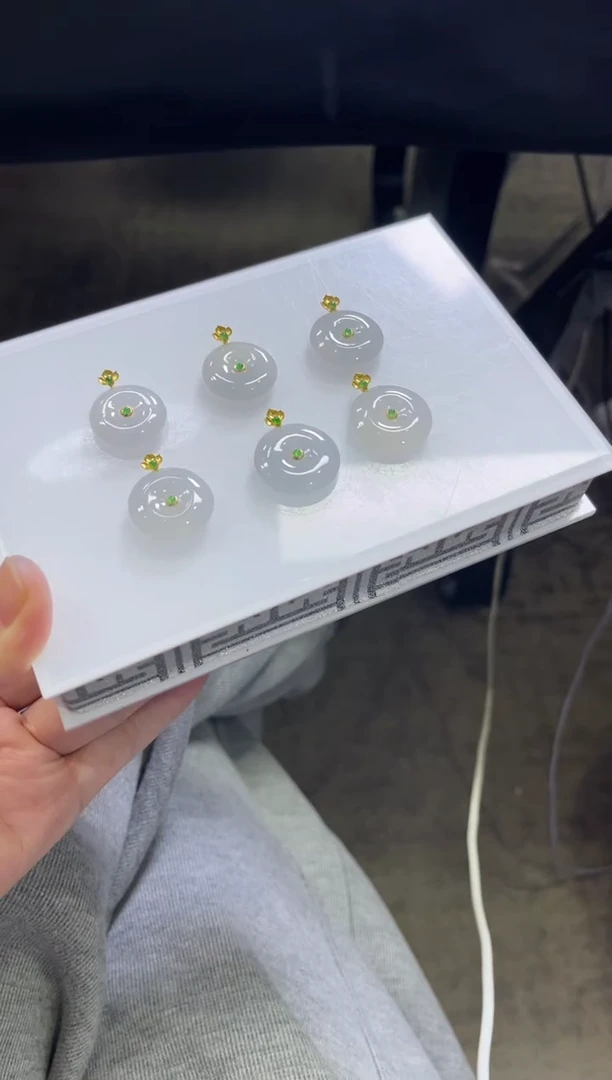 颈饰18K金镶嵌翡翠V49/多样性发一件/配绳子（小）