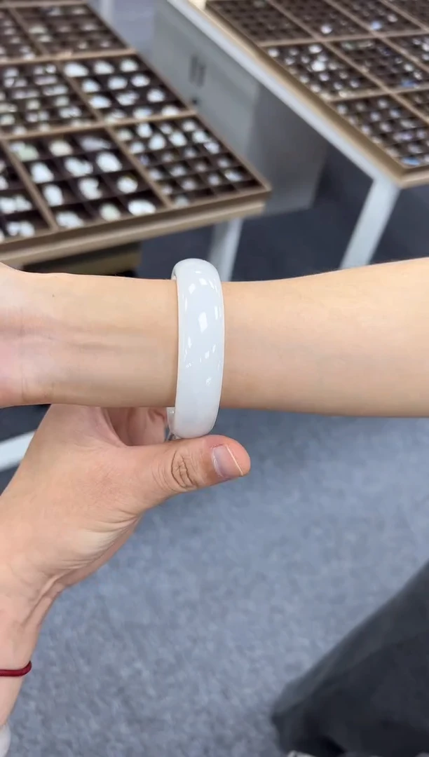 未镶嵌手镯和田玉野牛沟60+