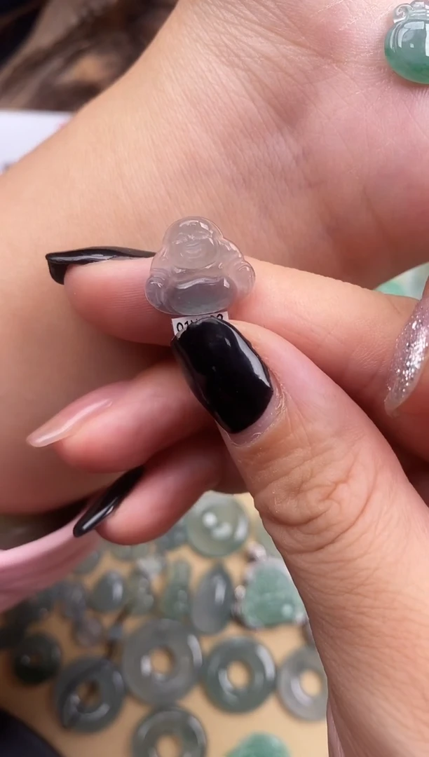 翡翠未镶嵌颈饰佛公