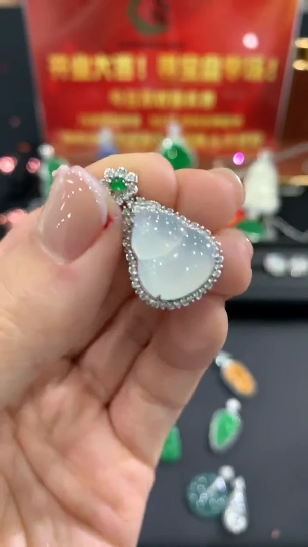 吊坠(不含链)18K金镶嵌翡翠葫芦不退换