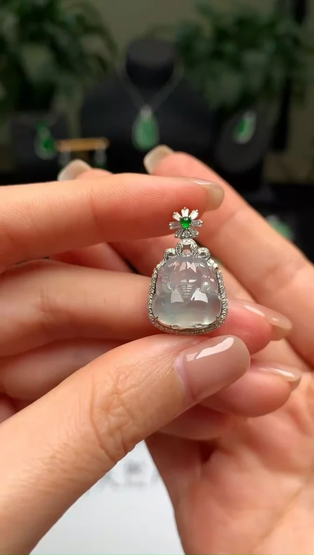 颈饰18K金镶嵌翡翠貔貅