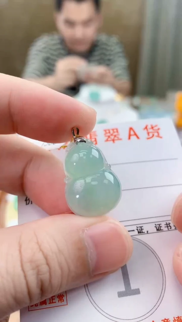 颈饰18K金镶嵌翡翠 天然A货翡翠挂件