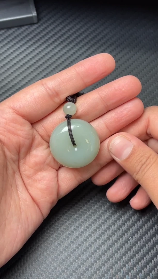 吊坠(赠链)未镶嵌和田玉且末近矿微色差平安扣