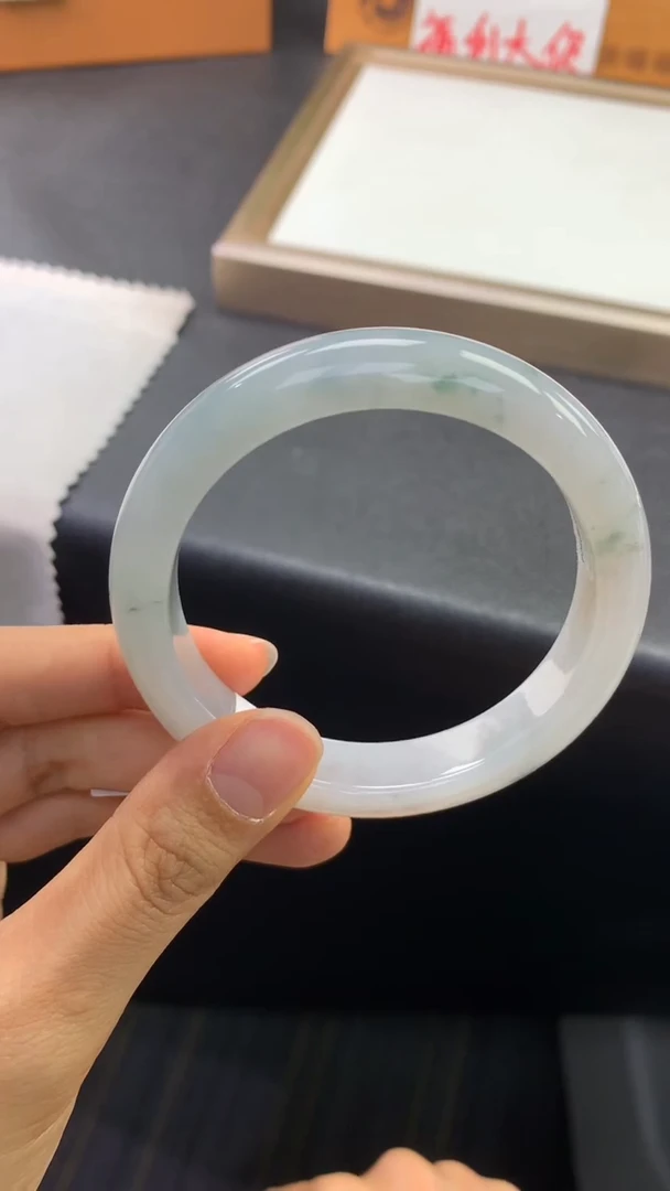 未镶嵌手镯翡翠退货需手镯吊牌标签完好 58