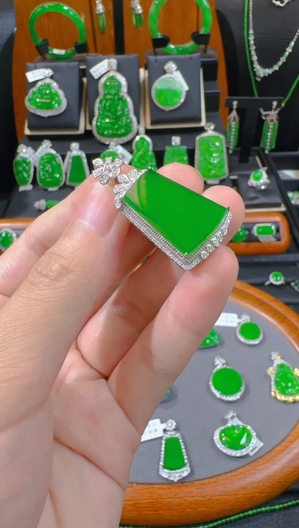 翡翠18K金镶嵌吊坠(赠链)灏**妈天然A货翡翠