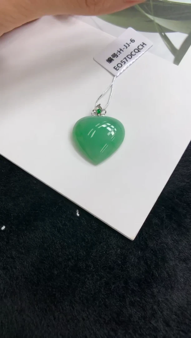 颈饰18K金镶嵌翡翠爱心