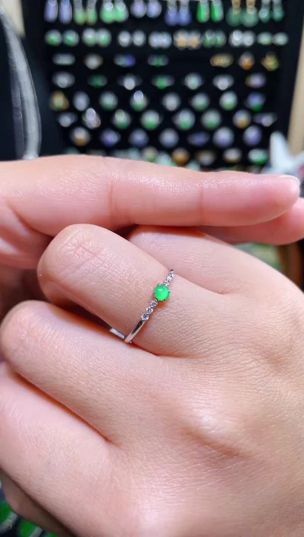 颈饰18K金镶嵌翡翠玻璃种小蛋面戒指