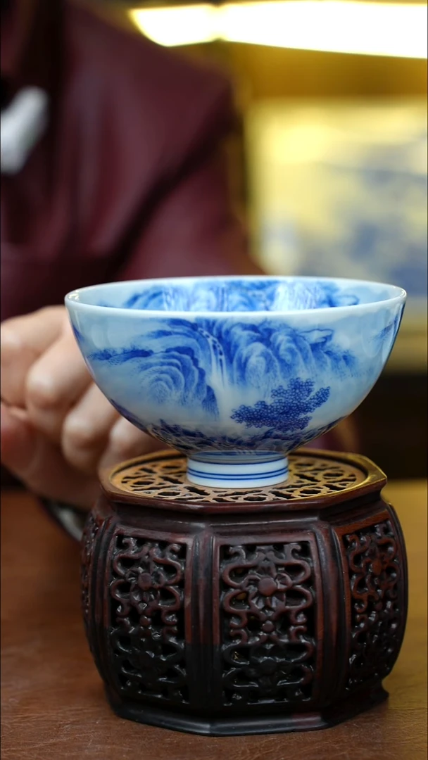 青花山水鸡心杯一个