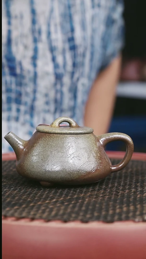 茶壶紫砂48号蟹壳青平盖石瓢刻绘210CC暇