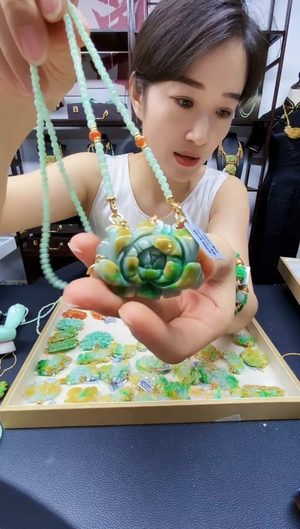 颈饰未镶嵌翡翠吊坠